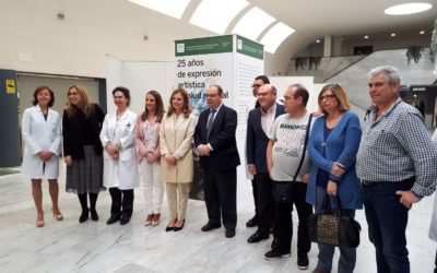 La consejera de Salud inaugura una exposición retrospectiva de arte de los últimos 25 años.