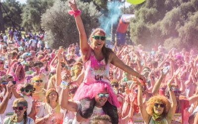 Cerca de tres mil personas se unen a la fiesta del color con motivo del Día Mundial de la Salud Mental.