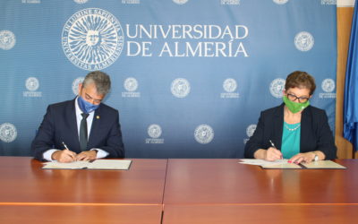 Firma del documento de cesión de la obra escultórica “Cabezas y Vacíos” a la Universidad de Almería