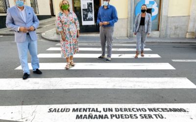 Vélez-Málaga llena los pasos de cebra de frases sobre salud mental en el Día Mundial