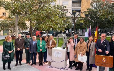 Jaén rinde homenaje a la salud mental con una escultura en la Plaza de la Libertad